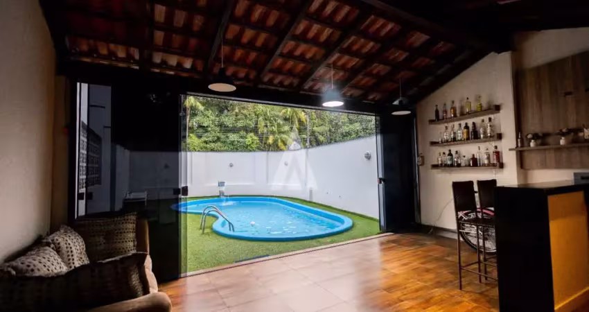Casa com 3 quartos à venda na Rua Barra Velha, --, Floresta, Joinville