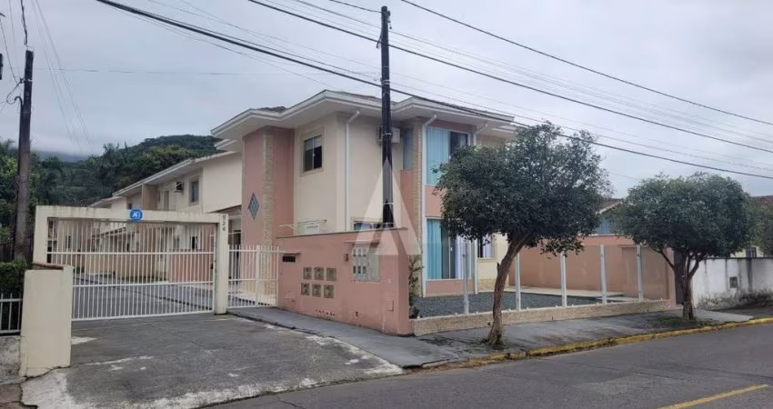 Casa em condomínio fechado com 3 quartos à venda na Rua Vereador Guilherme Zuege, --, Pirabeiraba, Joinville