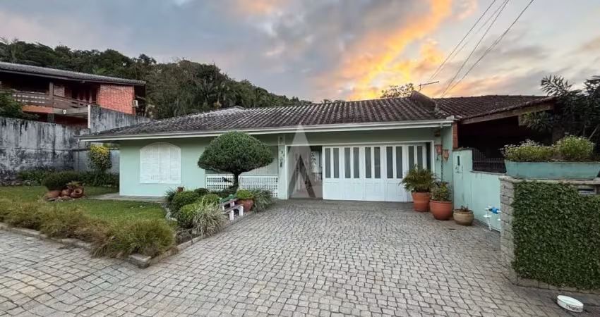 Casa com 4 quartos à venda na Rua Silva Jardim, --, Glória, Joinville