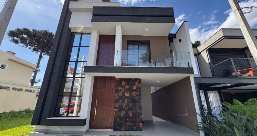 Sobrado triplex 4 quartos (uma suite) em condominio no Umbará