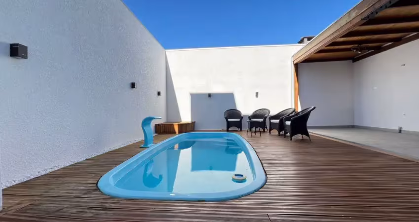 Lindo sobrado com 3 quartos (uma suite) com piscina no bairro santa terezinha
