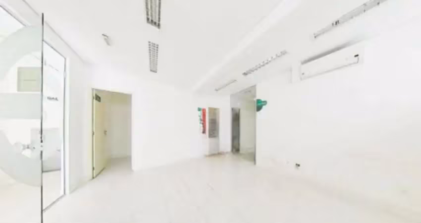 Prédio comercial com 650m² distribuídos em 5 vagas, 22 salas e 4 banheiros.