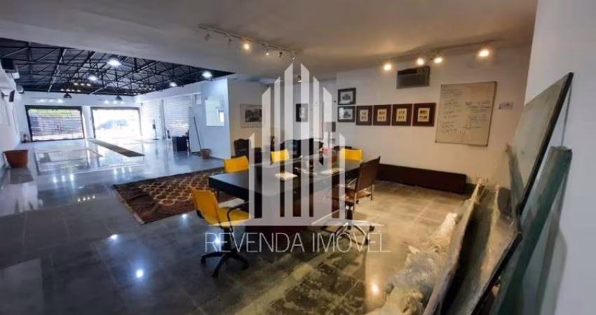 Prédio Comercial para Locação na Vila Andrade em São Paulo-SP: 1 Banheiro, 15 Vagas de Garagem e 250m² de Área.