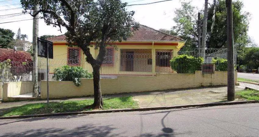 Casa no Bairro MEDIANEIRA com 240 m2, 4 dormitórios, Área de serviço, Banheiro privativo, Banheiro social, Cozinha, Despensa, Edícula, Estac.sem vaga, Lavanderia, Pátio, Portão garagem automático, Sal