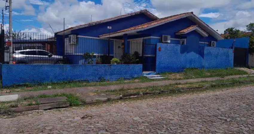 Casa de esquina, com 110m² de área, com 03 dormitórios , sendo 01 suite, ampla sala, sala de jantar, banheiro social, área de currasqueira, patio com piscina.