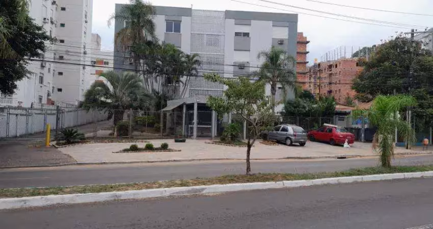 Apto reformado  com 01 dormitório com ar split ,sala, cozinha, banheiro, área de serviços e estacionamento rotativo.