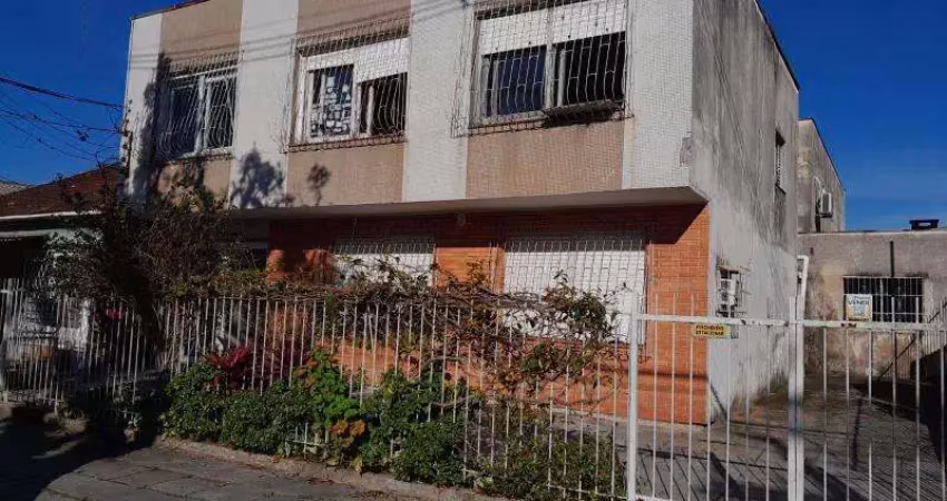 Apto térreo com 02 dormitórios, ampla sala, , cozinha com móveis, amplo banheiro, depósito, ampla área de serviços, espaço condominial de estacionamento, piso frio,