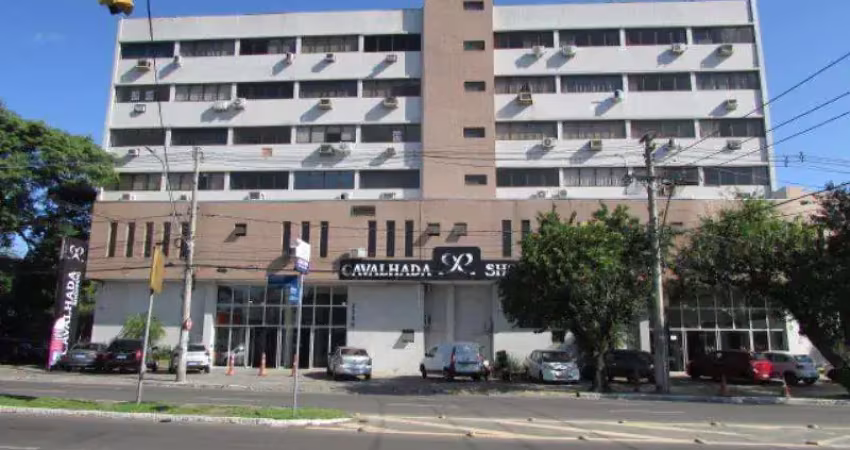 Ótima sala comercial com 21,70m² de área privativa, totalmente reformada,hidráulica e elétrica novas,  piso em porcelanato, ar split novo, prédio com elevador e portaria 24hs.