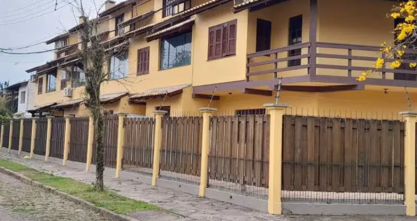 Casa em condominio, com 131,00 m² de área privativa, 03 dormitórios, 01 suite, ar condicionado, com móveis sob medida, amplo living com ar split e lavabo, cozinha americana com móveis sob medida,área 
