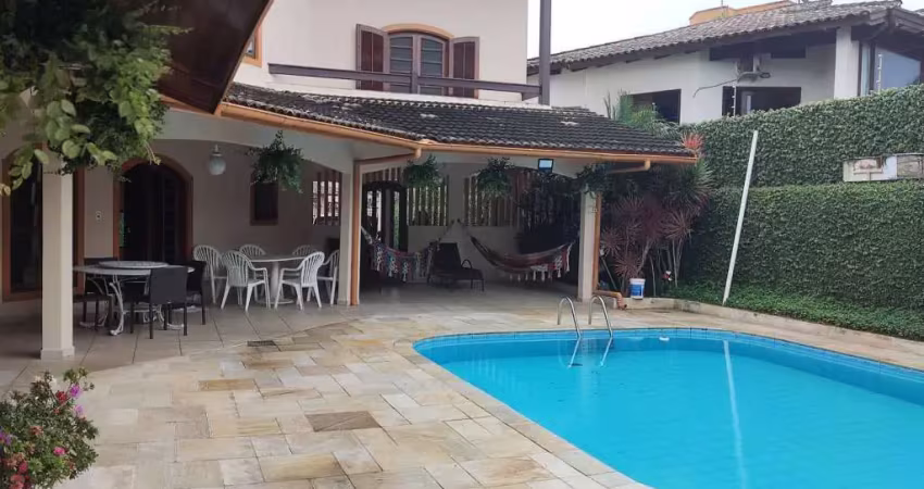 Casarão mobiliado  7 quartos piscina  100m mar no centro de itanhaém