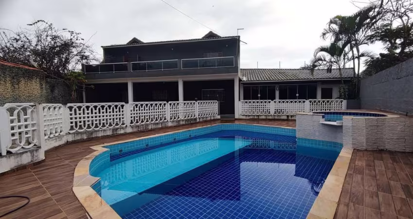 CASA COM PISCINA 3 SUÍTES EM TERRENO AMPLO ÁREA NOBRE 250M MAR ITANHAÉM/SP