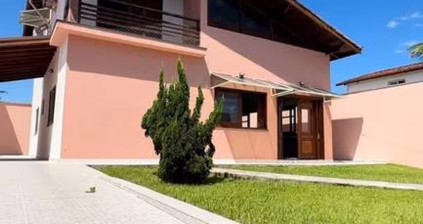 LINDA CASA EM LOCAL PRIVILEGIADO! AMPLO TERRENO 350M² 5 QUARTOS ITANHAEM SP