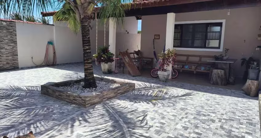 Casa terrea com amplo quintal apenas 400m do mar! 3 quartos - itanhaem/sp