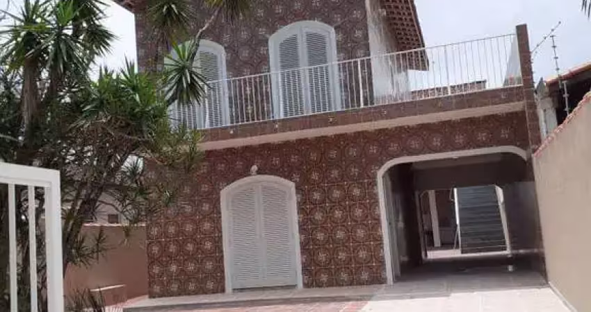 Oportunidade única: sobrado amplo a 250m do mar! 4 quartos -