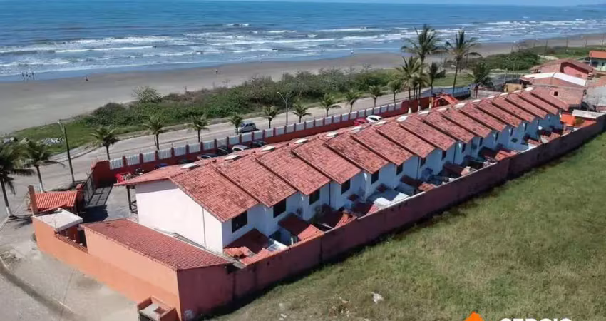 Sobrado em condomínio fechado pé na areia! 2 quartos com sacada vista mar!