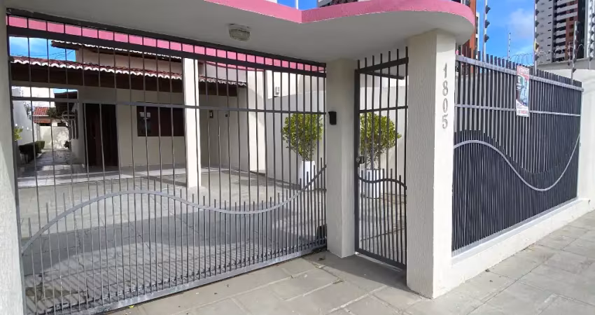 Casa a venda  em Capim Macio três suítes