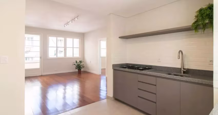Apartamento com sacada, 3 dormitórios com suíte todo reformado