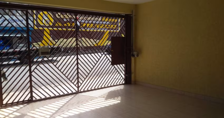 Sobrado à Venda com 3 quartos, 2 banheiros, 2 vagas e 204m² por R$ 675.000
