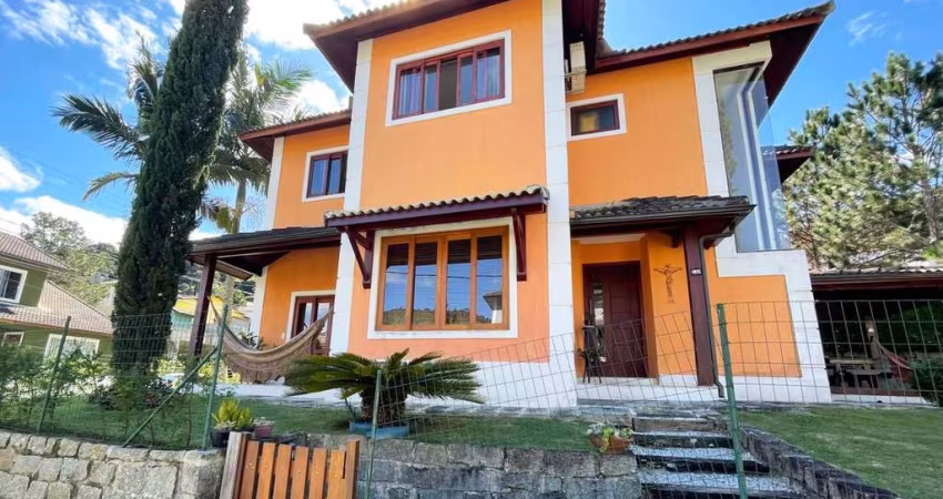 Oportunidade Única! Belíssima Casa Duplex em Condomínio Fechado – Teresópolis/RJ