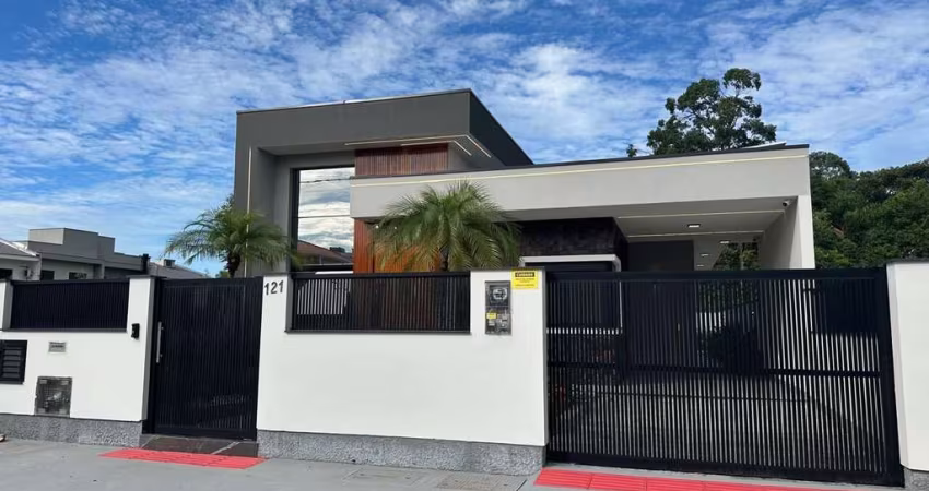 Casa Alto Padrão com Quintal e Excelente Acabamento - São José/SC