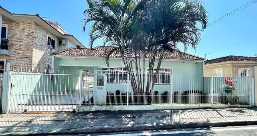 Casa ampla com 3 dormitórios, suíte com closet e área de lazer completa!