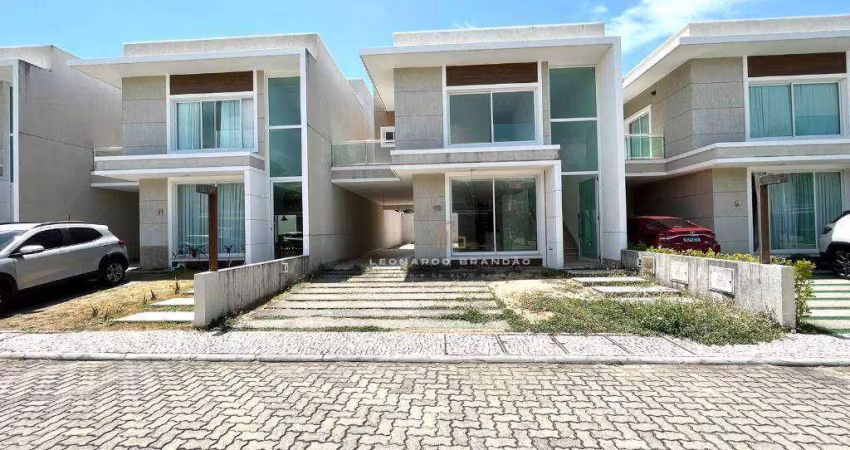 Explore o conforto e a sofisticação desta casa duplex de 206 metros quadrados, localizada em um condomínio de luxo. No pavimento térreo, uma espaçosa