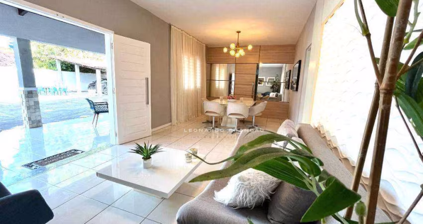 Casa Porteira Fechada com Terreno Amplo em Jardim das Oliveiras