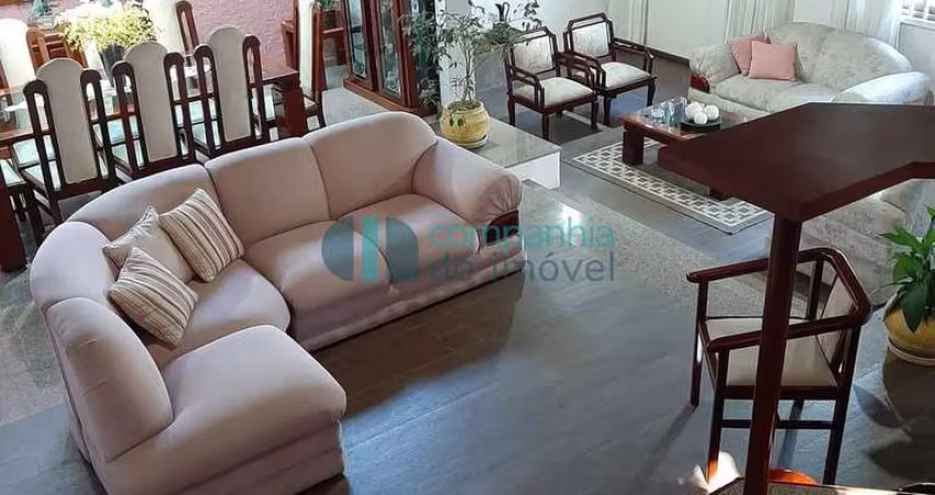 Casa à Venda, amplo terreno com quarto no térreo
