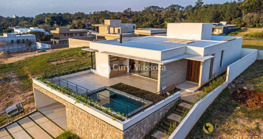 Casa a venda com uma linda vista do por do sol e sua piscina com borda infinita no Villas do Golfe