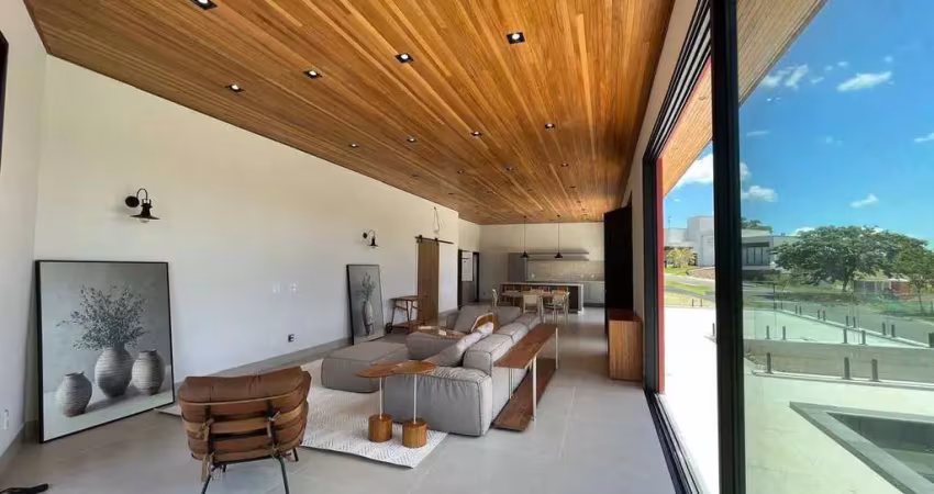 Vivencie momentos incríveis nesta casa parcialmente mobiliada e com vista livre para a Serra do Japi e com 4 suítes.
