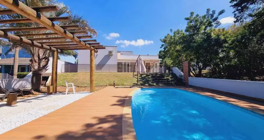 Casa no interior como requinte de litoral, graças a sua generosa área de lazer e convivio com a natureza no condominio santa mônica em itu