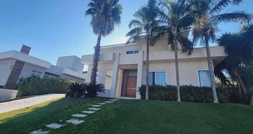 Luxuosa casa neoclássica com 4 suites, piscina, spa, sauna e muito mais