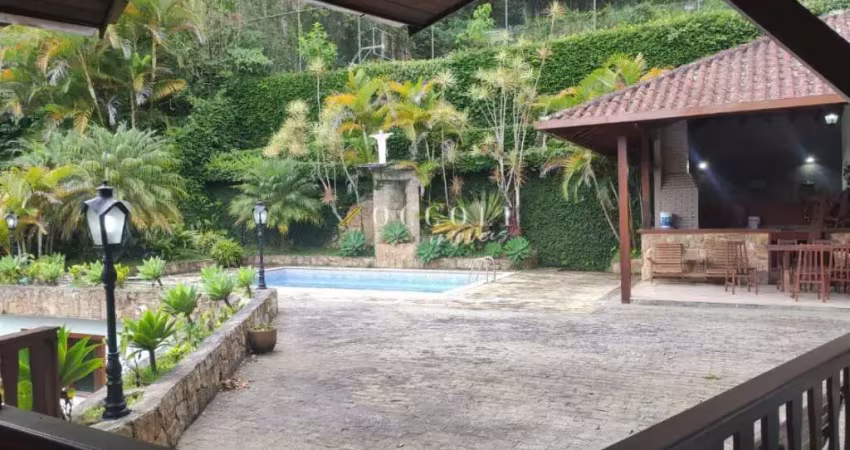 Bela casa a venda no comary com vista para o lago e cbf