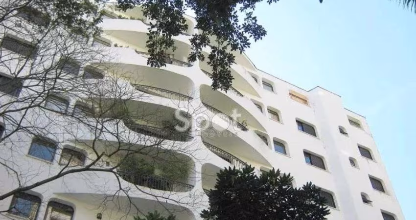 APARTAMENTO COM ÓTIMA PLANTA E VARANDA EM RUA SILENCIOSA DO REAL PARQUE!