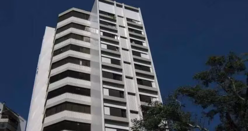 Completamente ensolarada- Imenso living com pé direito duplo. Cobertura com ares de casa. Em préd