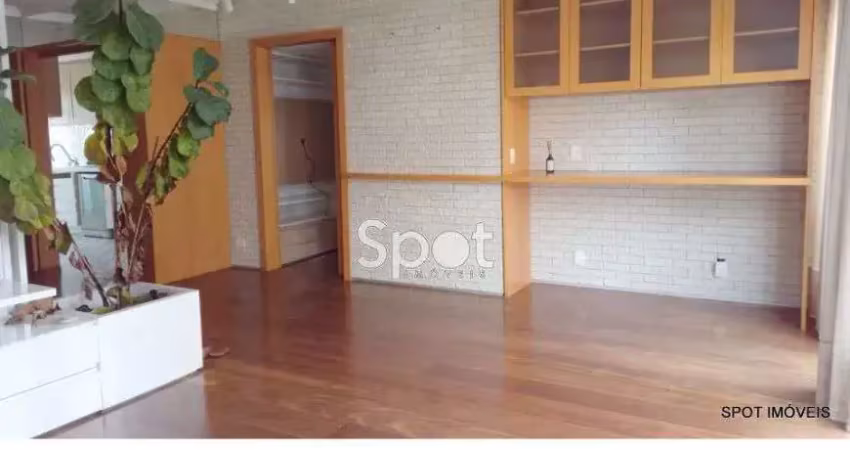 Praça - vago - andar alto - totalmente reformado - sacada com churrasqueira