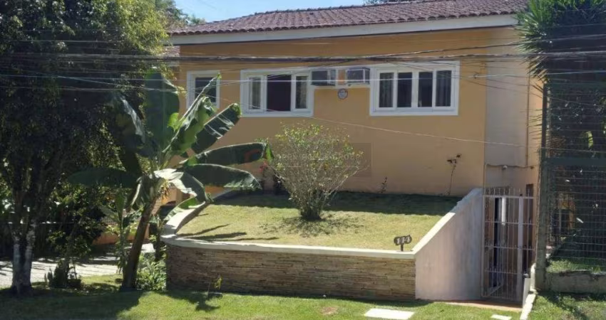 Casa duplex com 4 quartos sendo 1 suíte em Condomínio fechado