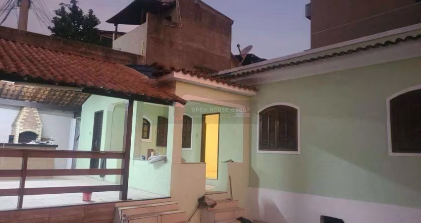 Casa com três quartos. À venda, ótima localização, no Fonseca.