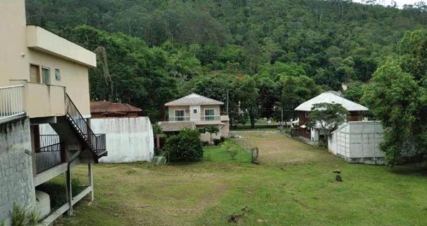 Terreno plano no condomínio Sítio Santo Antônio, 360m²