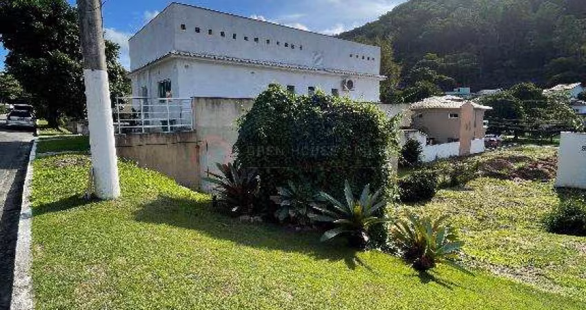 Terreno plano no condomínio Sítio Santo Antônio, 390m²