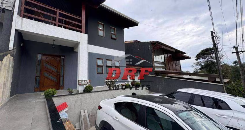 Casa de 256 m² com Piscina, Suíte Master e Edícula no Condomínio Aruã