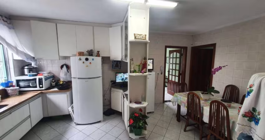 Casa a venda com 4 dormitórios e 4 vagas