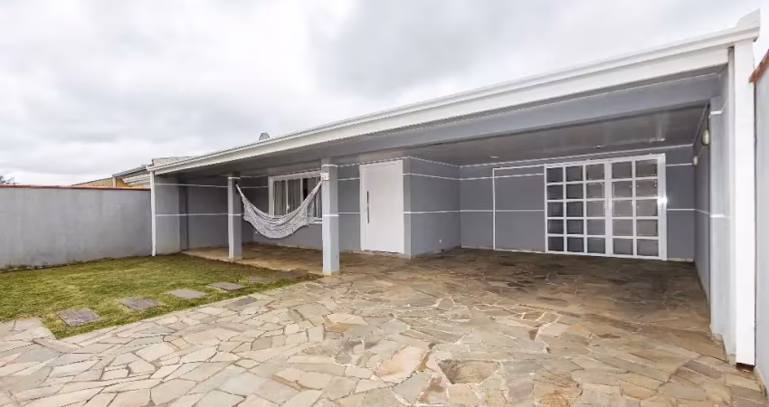 Confortável casa térrea em condomínio com quintal e edícula