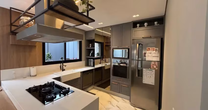 Sobrado com ótimo acabamento com terraço mais jacuzzi , movéis planejados na cozinha e quartos.
