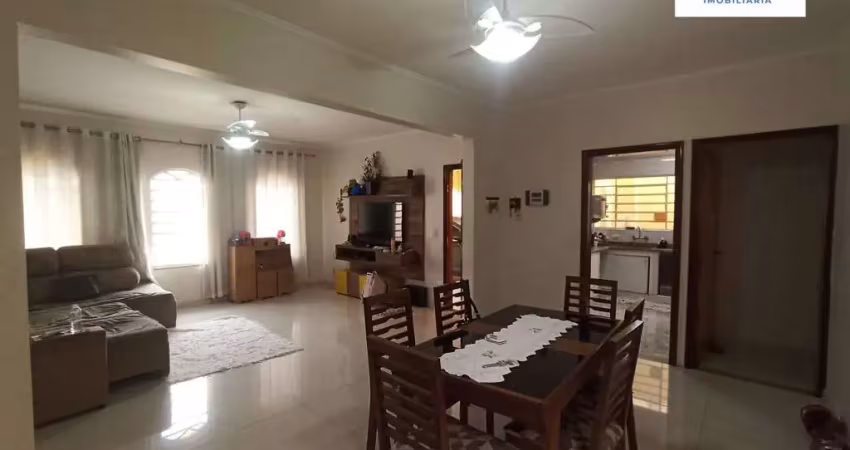 Casa térrea com 3 dormitórios sendo 1 suíte com piscina e churrasqueira no jardim miranda