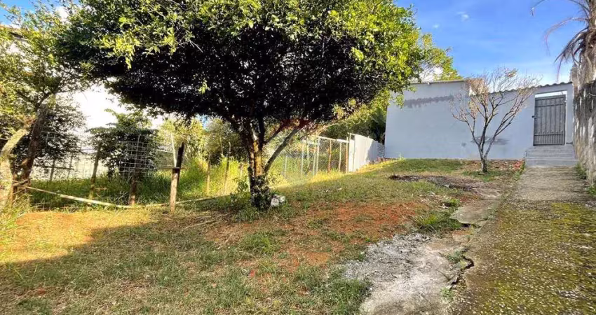 Sobrado para venda com 500m² de terreno, 4 dormitórios e suíte com amplo quintal com edícula na Vila Brasileira em Mogi das Cruzes-SP