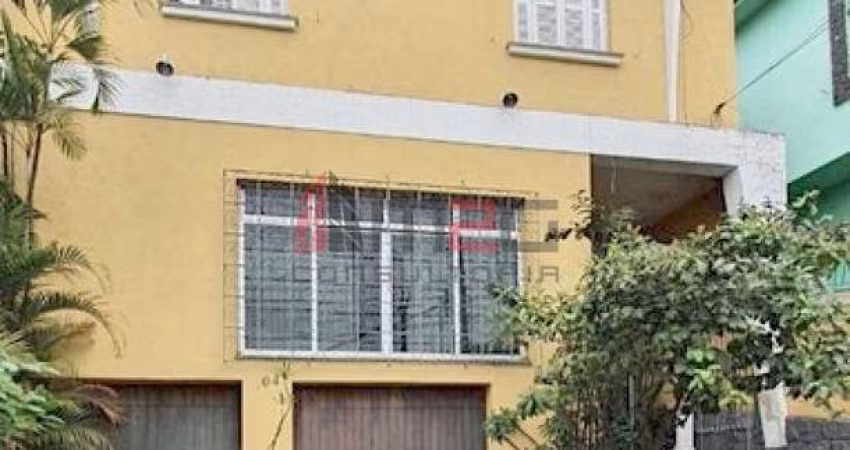 Amplo sobrado com quintal, edícula e 4 vagas no Jardim da Bandeiras.
