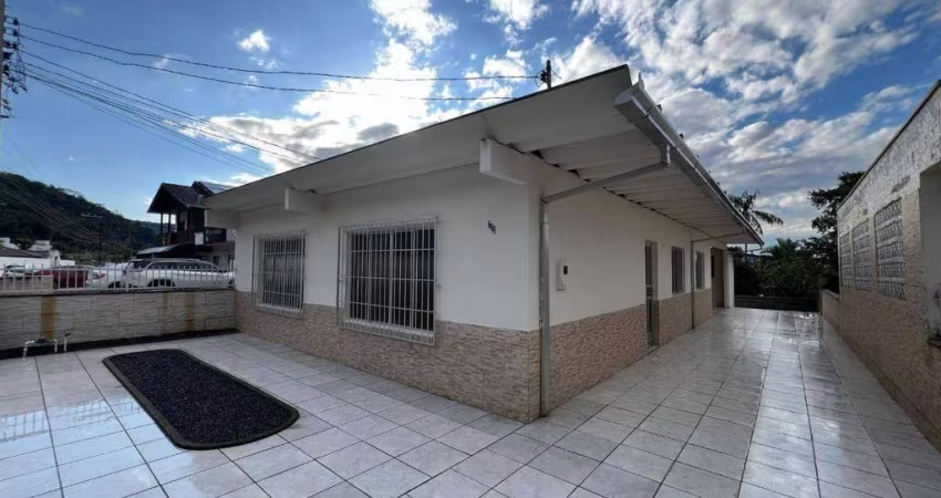 Casa com 3 dormitórios no bairro Espinheiros - Itajaí/SC