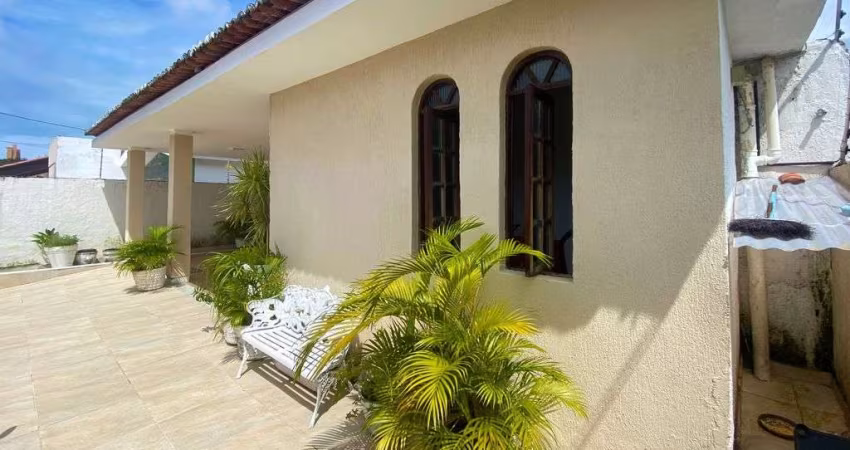 Casa no Capim Macio, próximo ao Praia Shopping. Sala ampla, 4 suítes, 5 vagas.