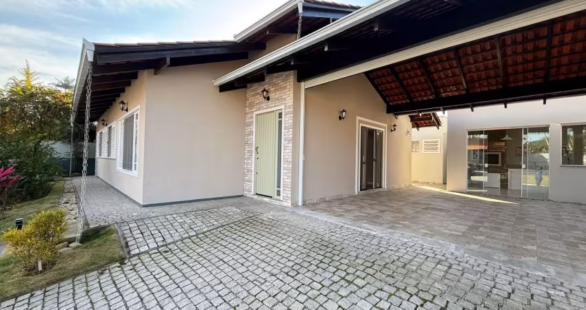 Ótima residência em condomínio fechado localizado no bairro glória!